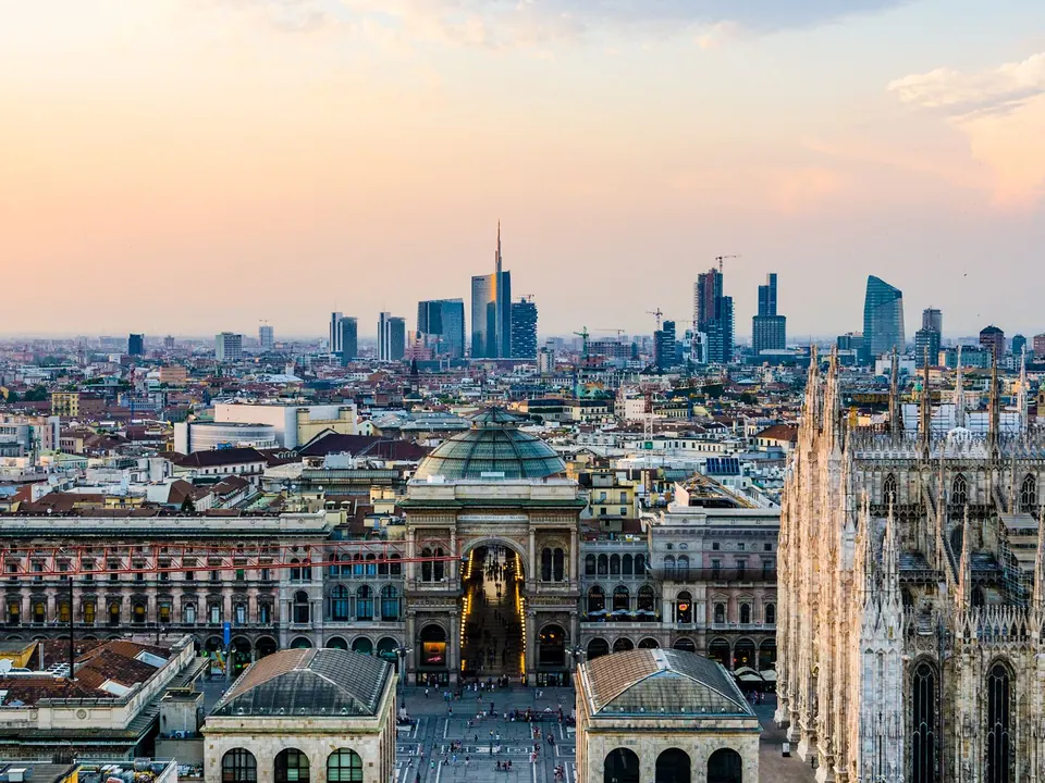 Milano dalle terrazze del Duomo: la Galleria Vittorio Emanuele II e i grattacieli di Porta Nuova